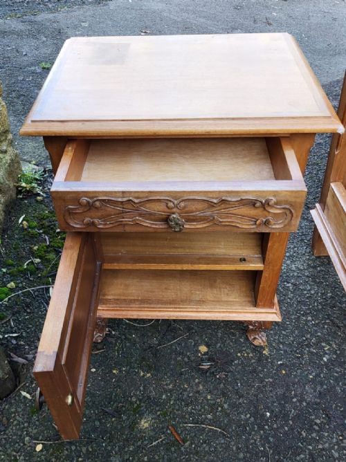 PAIR OF SINGLE SIZE FRENCH BEDSTEADS WITH PAIR OF ENSUITE BEDSIDE CABINETS - ADDITIONAL PHOTO 3