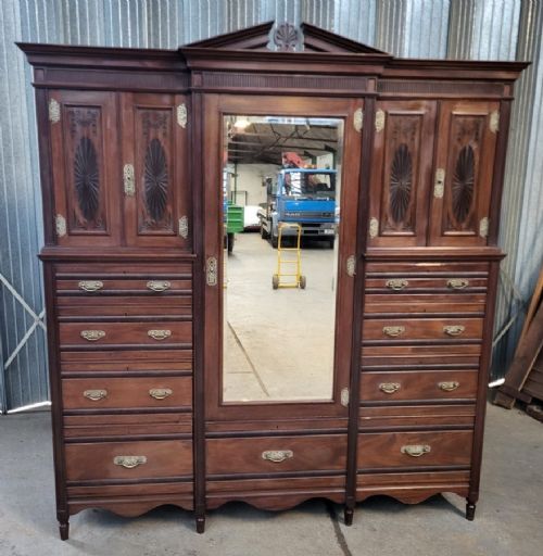 LAMB OF MANCHESTER EDWARDIAN BEDROOM PAIR COMPRISING OF WALNUT COMPACTUM WARDROBE AND WALNUT DRESSING TABLE - ADDITIONAL PHOTO 1