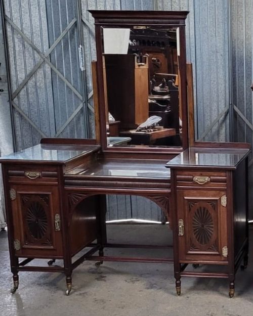 LAMB OF MANCHESTER EDWARDIAN BEDROOM PAIR COMPRISING OF WALNUT COMPACTUM WARDROBE AND WALNUT DRESSING TABLE - ADDITIONAL PHOTO 6