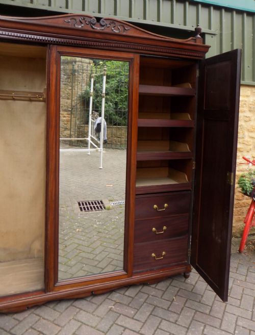 LATE VICTORIAN MAHOGANY TRIPLE DOOR WARDROBE - ADDITIONAL PHOTO 3