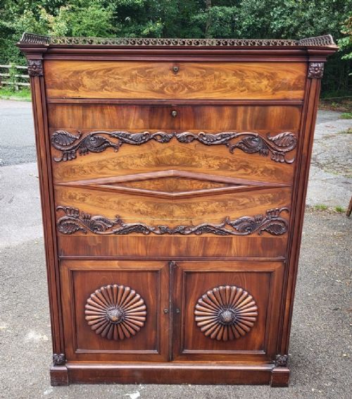 19th Century Flame Mahogany Secrétaire À Abattant
