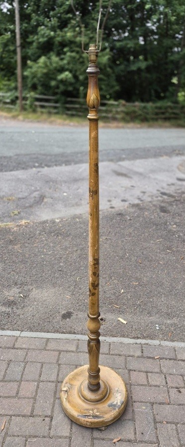 An Edwardian Chinoiserie standard lamp featuring a hand-painted turned wooden column, a circular stepped base, and brass fittings.
