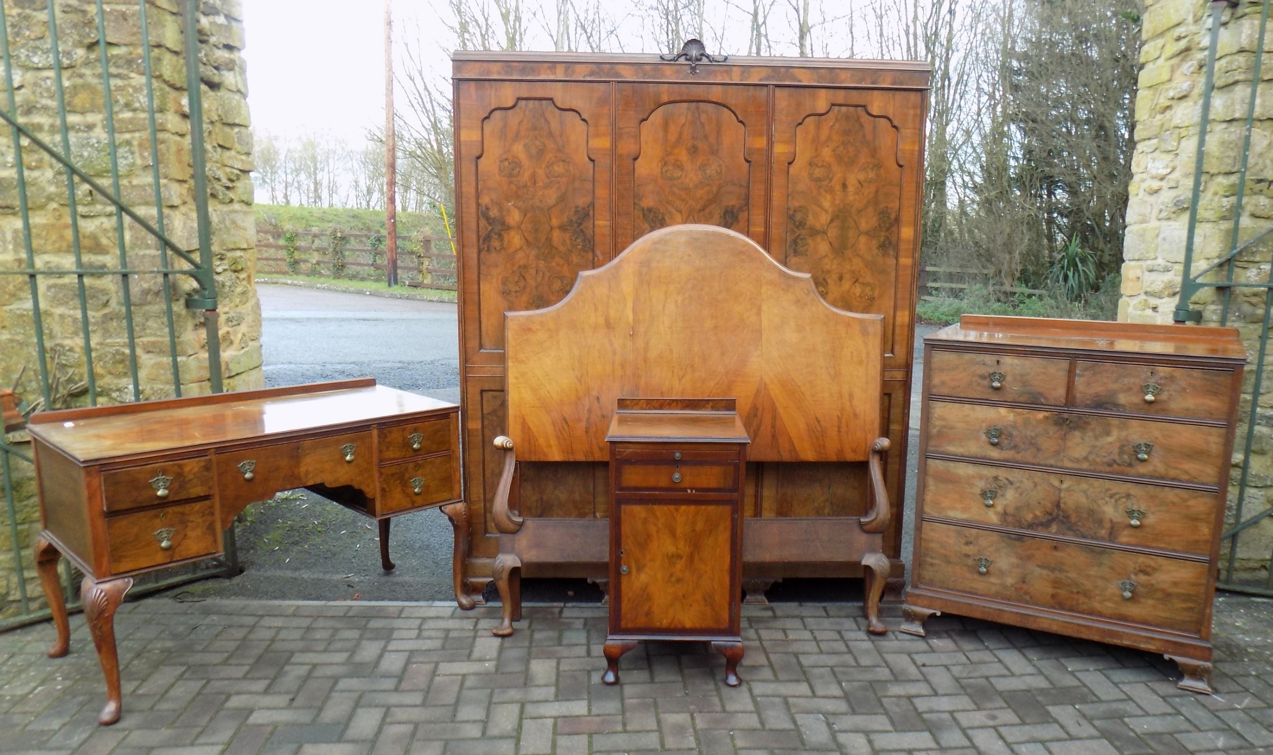 Burr Walnut Queen Anne Style Bedroom Suite 647808