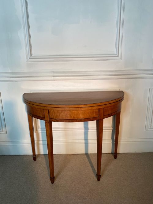 18th Century Sheraton Satinwood Tea Table in Excellent Condition