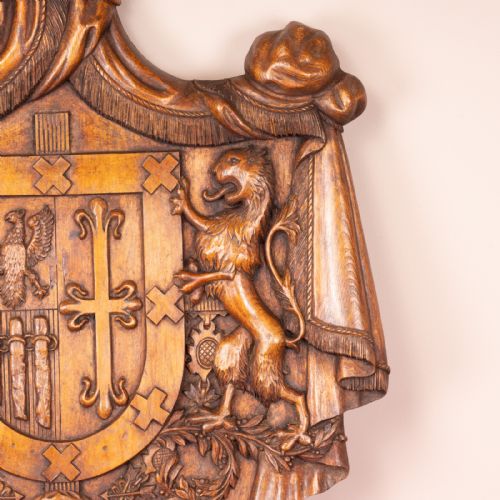 FINELY CARVED WOODEN CONTINENTAL ARMORIAL SHIELD - ADDITIONAL PHOTO 2