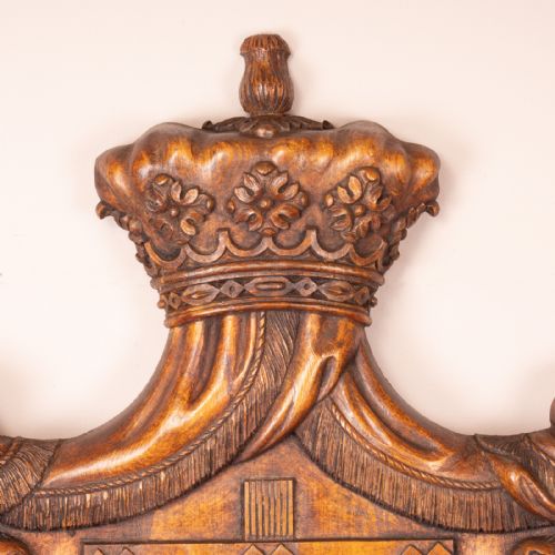 FINELY CARVED WOODEN CONTINENTAL ARMORIAL SHIELD - ADDITIONAL PHOTO 3