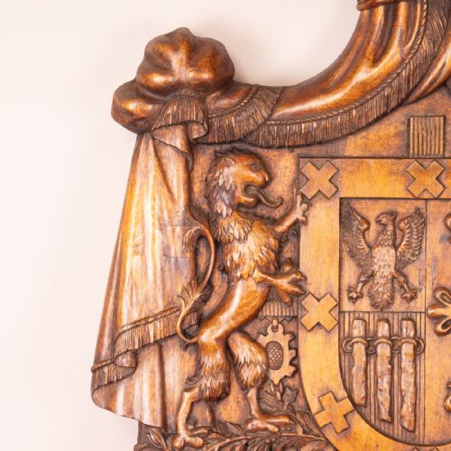 FINELY CARVED WOODEN CONTINENTAL ARMORIAL SHIELD - ADDITIONAL PHOTO 4