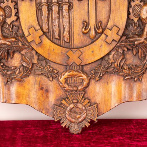 FINELY CARVED WOODEN CONTINENTAL ARMORIAL SHIELD - ADDITIONAL PHOTO 6