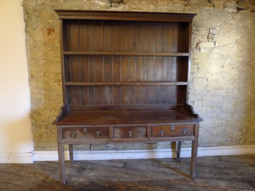 fig 1. AN OAK AND ELM PERIOD WEST COUNTRY DRESSER IN ORIGINAL CONDITION. CIRCA 1790.