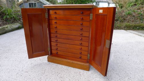 fig 2. A BEAUTIFUL, TOP QUALITY, VICTORIAN HONDURAS MAHOGANY, TEN DRAWER COLLECTORS CABINET BY MESSRS WATKINS & DONCASTER. CIRCA 1890.