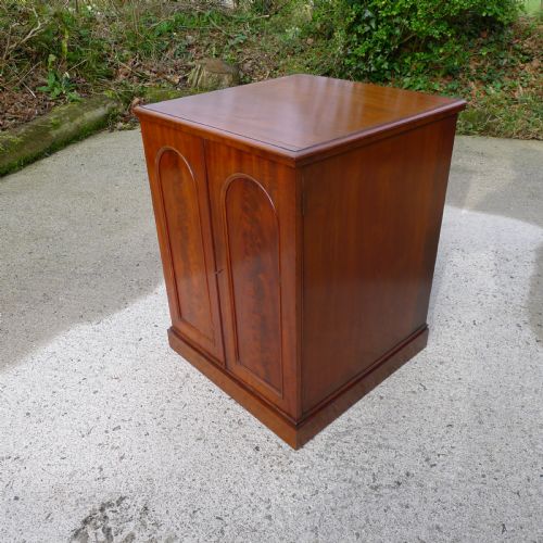 fig 2. A BEAUTIFUL TOP QUALITY COLLECTORS CABINET WITH IMPORTANT HISTORICAL PROVENANCE. PROPERTY OF THE LATE ALICE BLANCHE BALFOUR. CIRCA 1870.