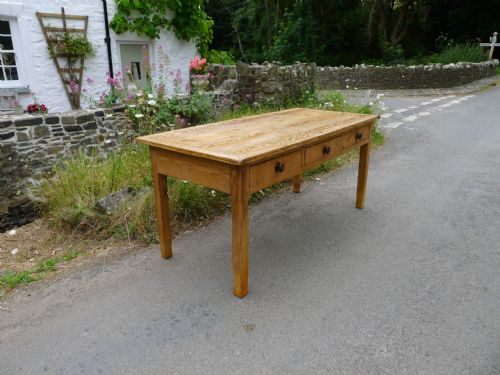 fig 1. A CLASSIC DEVON FARMHOUSE KITCHEN TABLE WITH DRAWERS. CIRCA 1850.