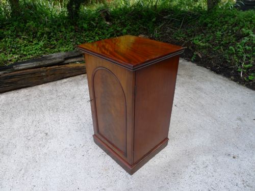 fig 1. A VERY FINE HONDURAS MAHOGANY 15 DRAWER COLLECTORS CABINET. CIRCA 1850