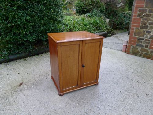 fig 1. AN EXCELLENT 14 DRAWER VICTORIAN MAHOGANY COLLECTORS CABINET. CIRCA 1880.