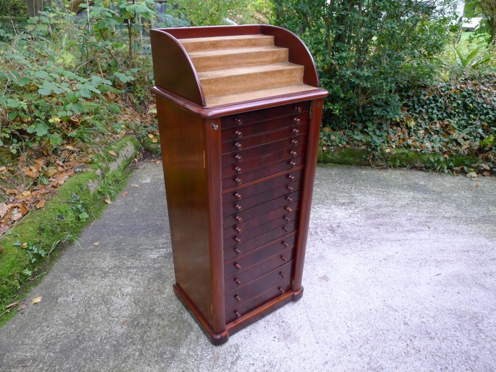 A SUPERB 16 GRADUATED DRAWER COLLECTORS CABINET WITH CASCADE DISPLAY TOP. CIRCA 1880.