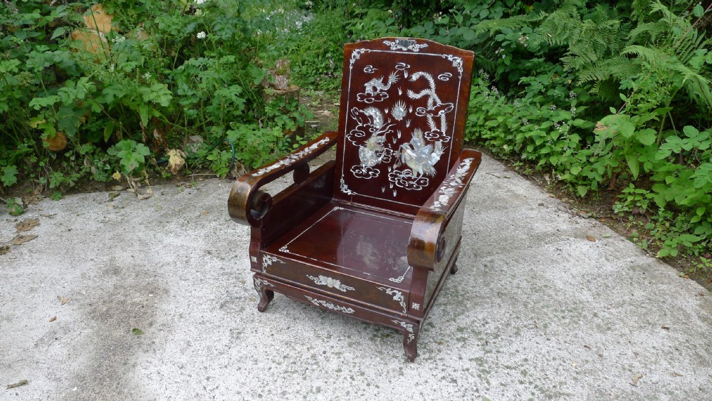 A MAGNIFICENT AND HIGHLY DECORATIVE CHINESE INLAID LACQUER CHAIR CIRCA 1890. View II