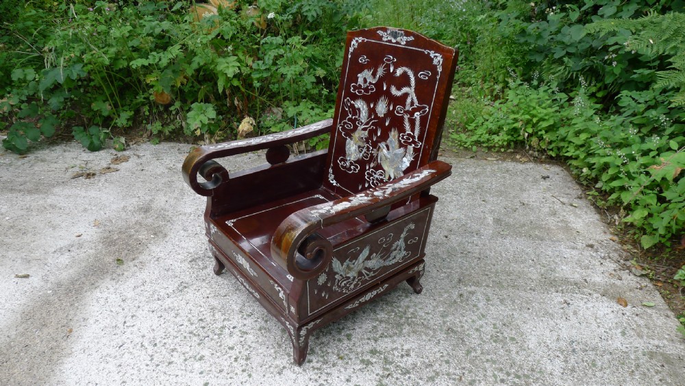 A MAGNIFICENT AND HIGHLY DECORATIVE CHINESE INLAID LACQUER CHAIR CIRCA 1890. View III