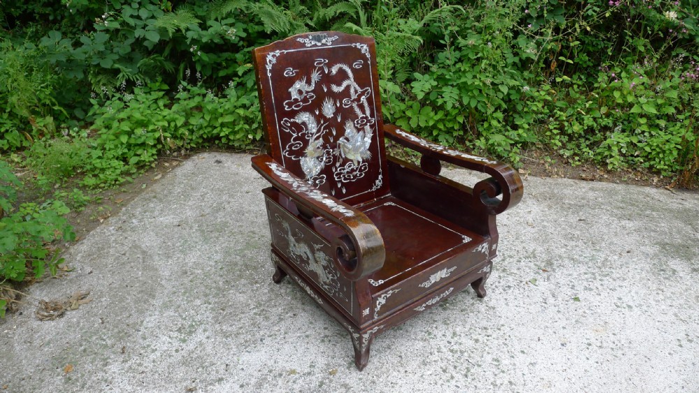 A MAGNIFICENT AND HIGHLY DECORATIVE CHINESE INLAID LACQUER CHAIR CIRCA 1890. View IV