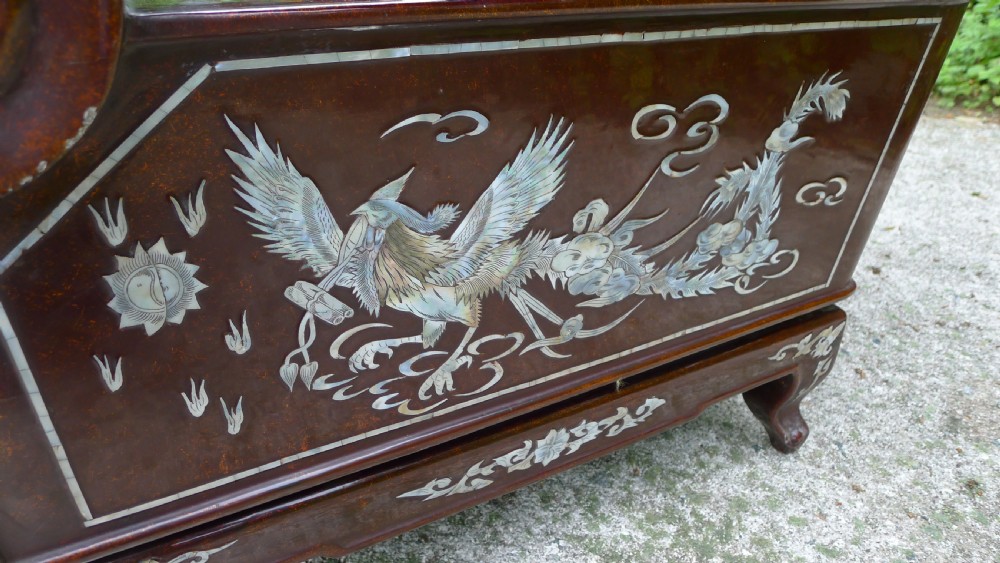 A MAGNIFICENT AND HIGHLY DECORATIVE CHINESE INLAID LACQUER CHAIR CIRCA 1890. View IX