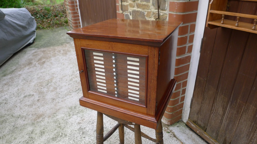 A SUPERB QUALITY, SOLID MAHOGANY MEDAL COLLECTORS CABINET ATTRIBUTED TO MESSRS HOLLAND & SONS. CIRCA 1900.