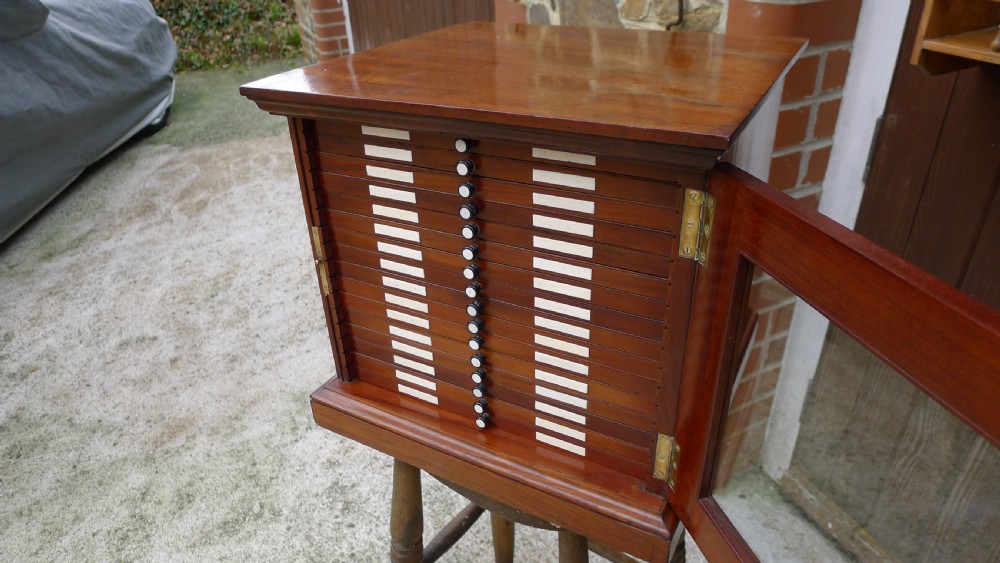 A SUPERB QUALITY, SOLID MAHOGANY MEDAL COLLECTORS CABINET ATTRIBUTED TO MESSRS HOLLAND & SONS. CIRCA 1900. View VII