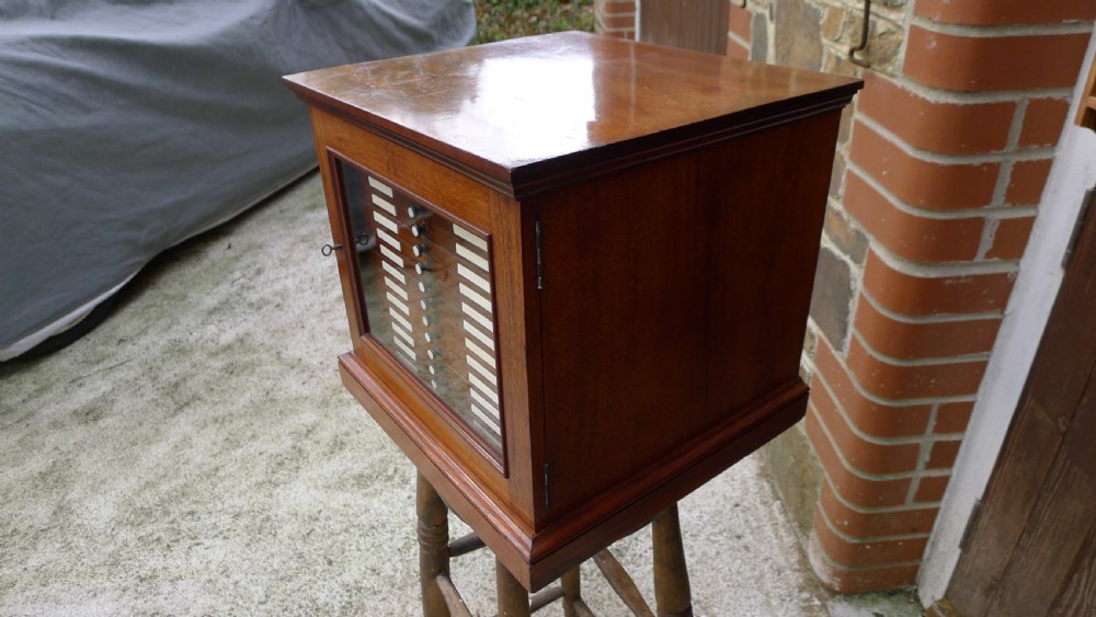 A SUPERB QUALITY, SOLID MAHOGANY MEDAL COLLECTORS CABINET ATTRIBUTED TO MESSRS HOLLAND & SONS. CIRCA 1900. View XVII