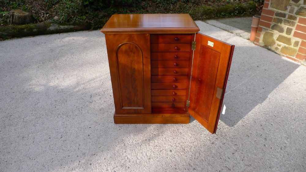 A BEAUTIFUL, TOP QUALITY, VICTORIAN HONDURAS MAHOGANY, TEN DRAWER COLLECTORS CABINET BY MESSRS WATKINS & DONCASTER. CIRCA 1890. 