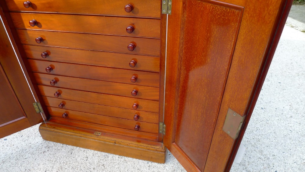 A BEAUTIFUL, TOP QUALITY, VICTORIAN HONDURAS MAHOGANY, TEN DRAWER COLLECTORS CABINET BY MESSRS WATKINS & DONCASTER. CIRCA 1890.  View V