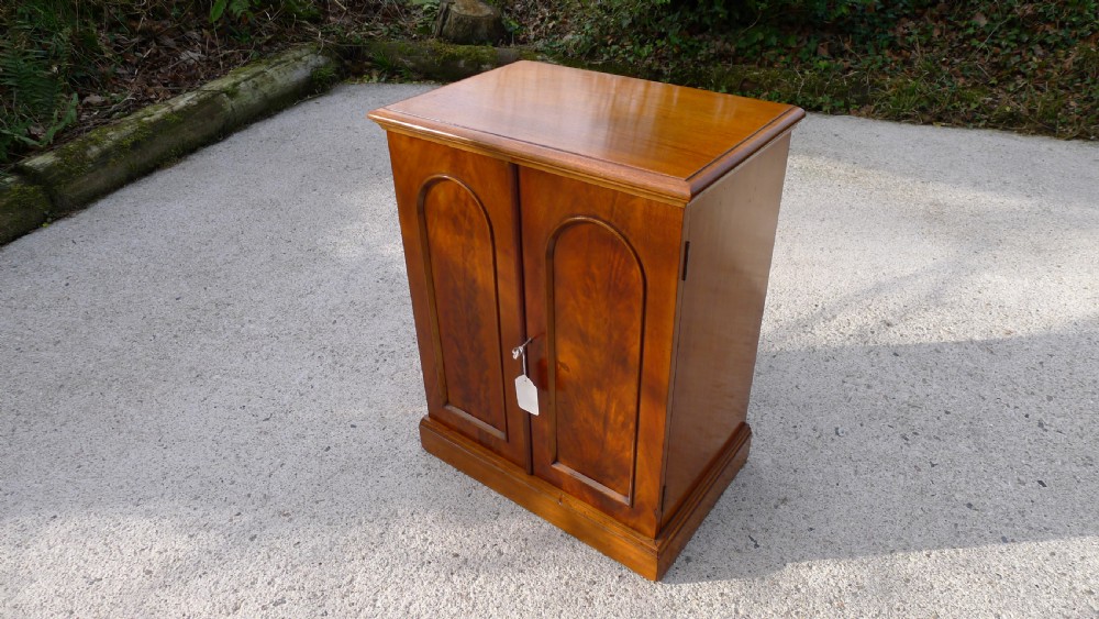 A BEAUTIFUL, TOP QUALITY, VICTORIAN HONDURAS MAHOGANY, TEN DRAWER COLLECTORS CABINET BY MESSRS WATKINS & DONCASTER. CIRCA 1890.  View XV