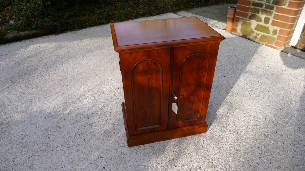 A BEAUTIFUL, TOP QUALITY, VICTORIAN HONDURAS MAHOGANY, TEN DRAWER COLLECTORS CABINET BY MESSRS WATKINS & DONCASTER. CIRCA 1890.  View XVI