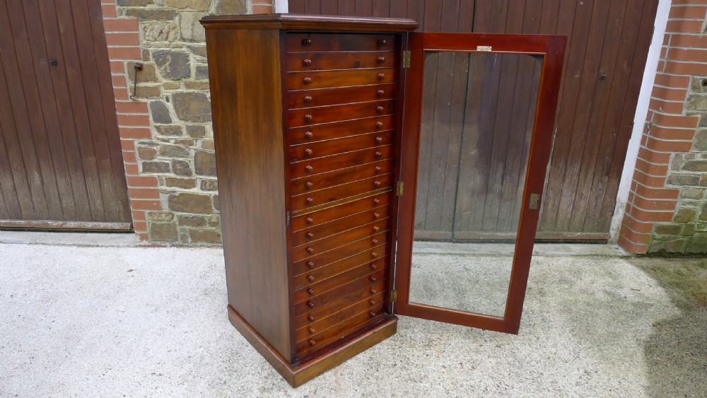 A GOOD 20 DRAWER, CONTINENTAL DEPTH COLLECTORS CABINET BY HILLS OF WILLESDEN, LONDON. CIRCA 1900.