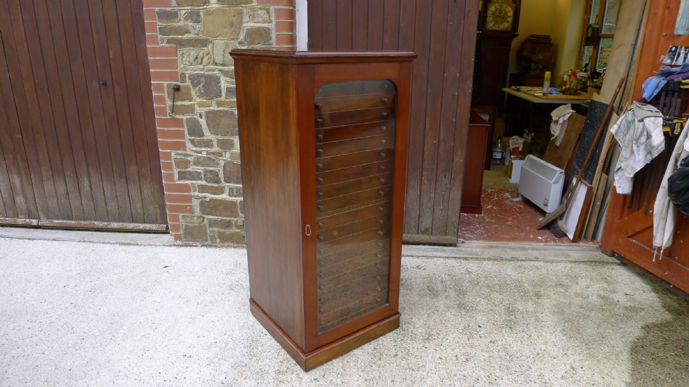 A GOOD 20 DRAWER, CONTINENTAL DEPTH COLLECTORS CABINET BY HILLS OF WILLESDEN, LONDON. CIRCA 1900. View IV
