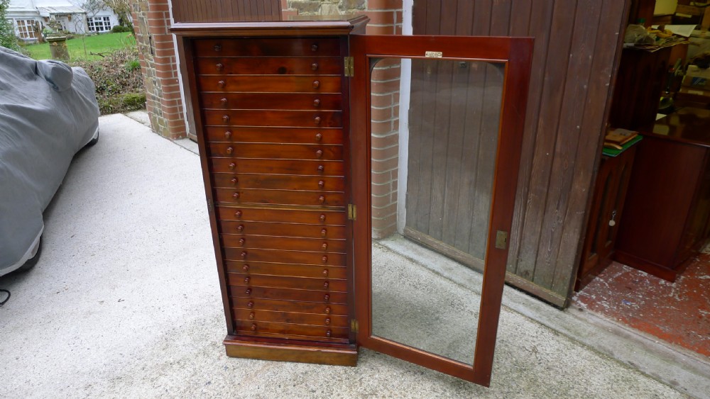 A GOOD 20 DRAWER, CONTINENTAL DEPTH COLLECTORS CABINET BY HILLS OF WILLESDEN, LONDON. CIRCA 1900. View V