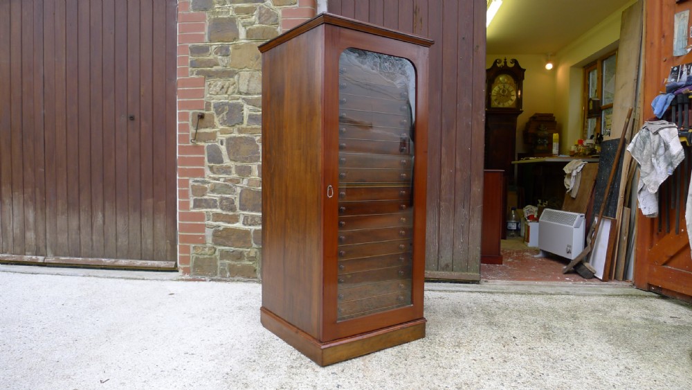 A GOOD 20 DRAWER, CONTINENTAL DEPTH COLLECTORS CABINET BY HILLS OF WILLESDEN, LONDON. CIRCA 1900. View VI
