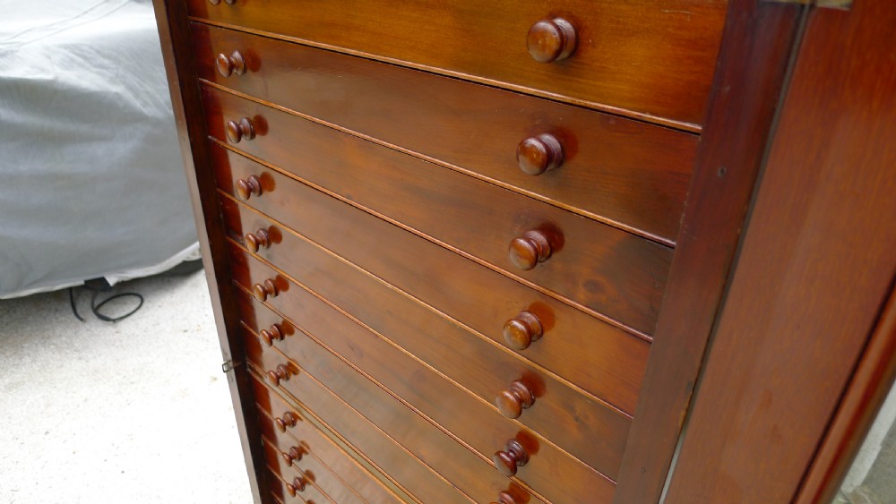 A GOOD 20 DRAWER, CONTINENTAL DEPTH COLLECTORS CABINET BY HILLS OF WILLESDEN, LONDON. CIRCA 1900. View VII