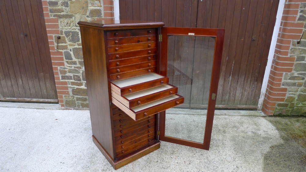 A GOOD 20 DRAWER, CONTINENTAL DEPTH COLLECTORS CABINET BY HILLS OF WILLESDEN, LONDON. CIRCA 1900. View VIII