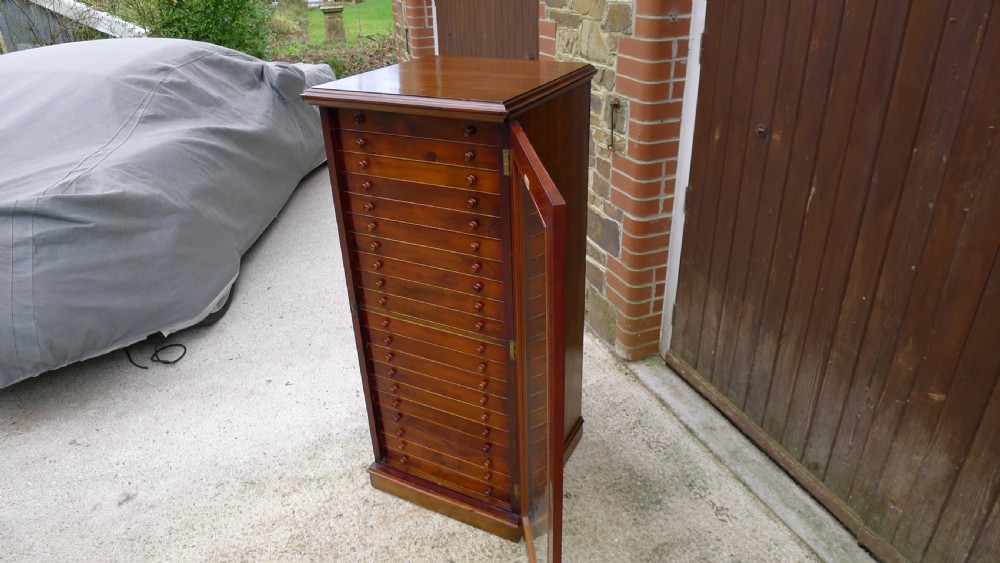 A GOOD 20 DRAWER, CONTINENTAL DEPTH COLLECTORS CABINET BY HILLS OF WILLESDEN, LONDON. CIRCA 1900. View XI