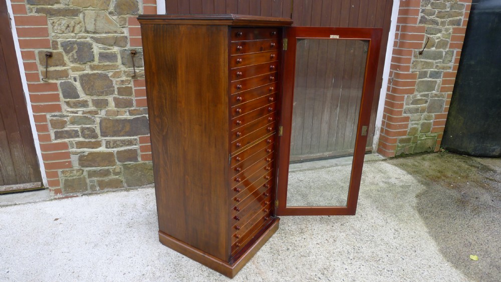 A GOOD 20 DRAWER, CONTINENTAL DEPTH COLLECTORS CABINET BY HILLS OF WILLESDEN, LONDON. CIRCA 1900. View XII