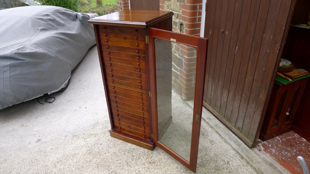 A GOOD 20 DRAWER, CONTINENTAL DEPTH COLLECTORS CABINET BY HILLS OF WILLESDEN, LONDON. CIRCA 1900. View XIII