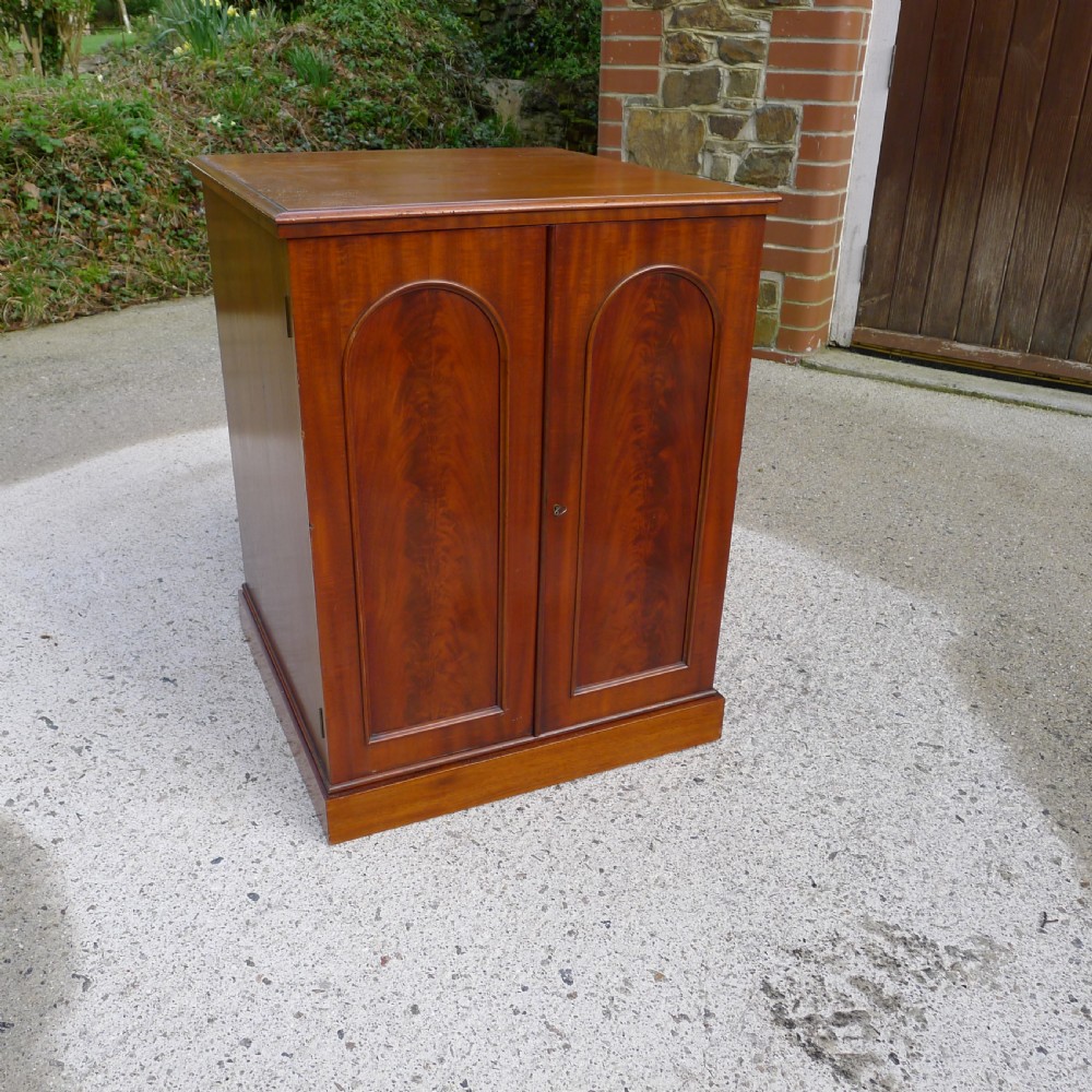 A BEAUTIFUL TOP QUALITY COLLECTORS  CABINET WITH IMPORTANT HISTORICAL PROVENANCE. PROPERTY OF THE LATE ALICE BLANCHE BALFOUR. CIRCA 1870. View II