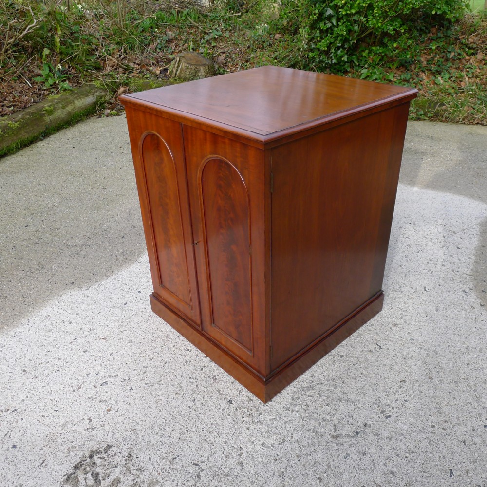 A BEAUTIFUL TOP QUALITY COLLECTORS  CABINET WITH IMPORTANT HISTORICAL PROVENANCE. PROPERTY OF THE LATE ALICE BLANCHE BALFOUR. CIRCA 1870. View III