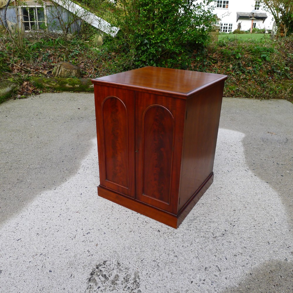 A BEAUTIFUL TOP QUALITY COLLECTORS  CABINET WITH IMPORTANT HISTORICAL PROVENANCE. PROPERTY OF THE LATE ALICE BLANCHE BALFOUR. CIRCA 1870. View XVI