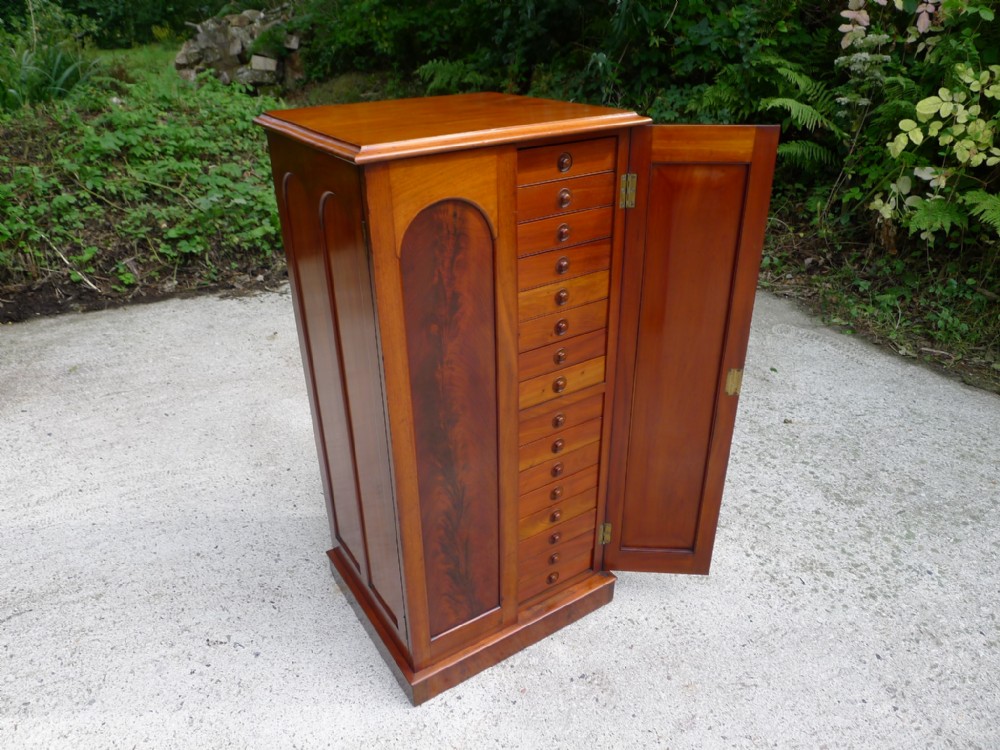 A UNIQUE 16 DRAWER HONDURAS MAHOGANY COLLECTORS CABINET OF THE HIGHEST QUALITY. CIRCA 1860.