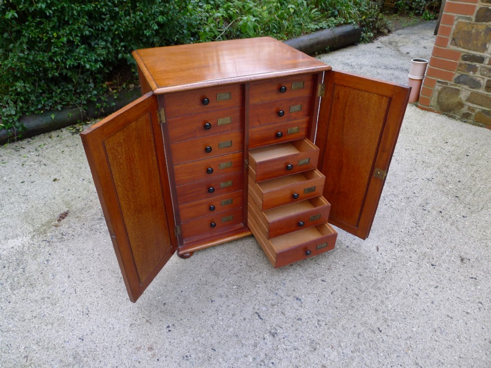 AN EXCELLENT 14  DRAWER VICTORIAN MAHOGANY COLLECTORS CABINET. CIRCA 1880.