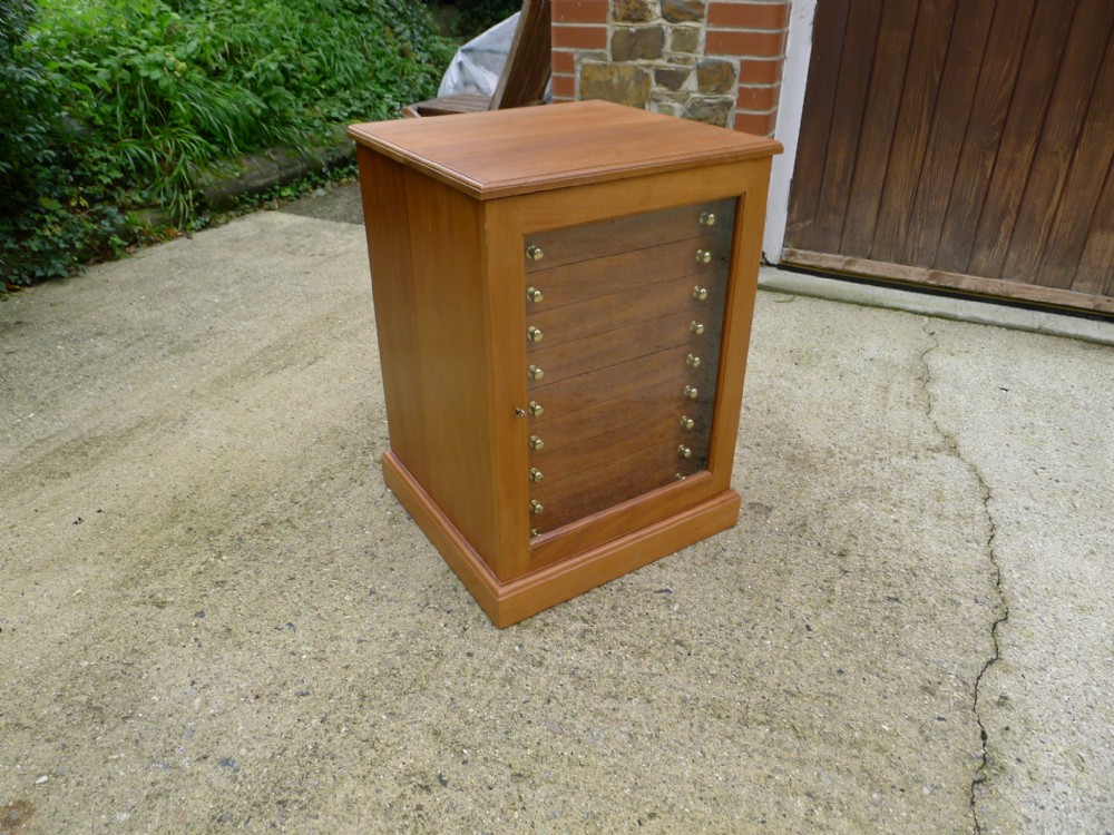 AN EXCELLENT 10 DRAWER MAHOGANY BUTTERFLY COLLECTORS CABINET