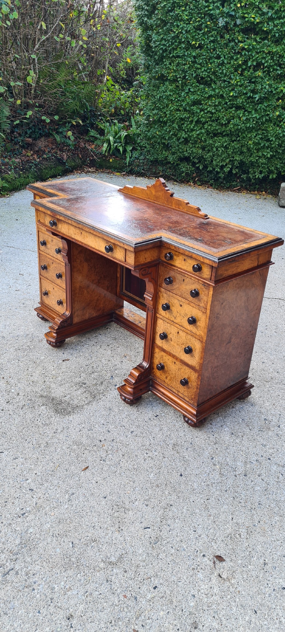 A BEAUTIFUL BURR WALNUT AND MAHOGANY PEDESTAL DESK. CIRCA 1880. View VI
