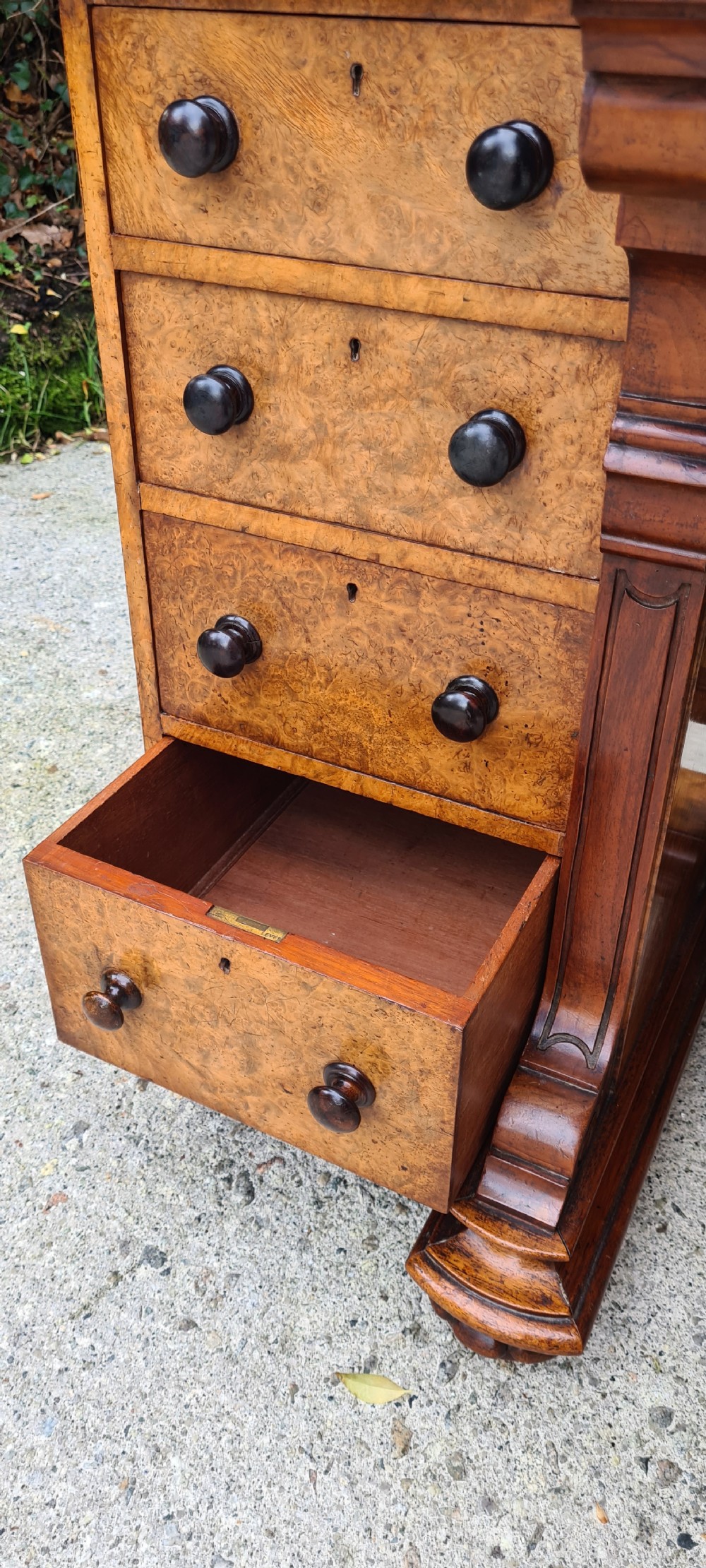 A BEAUTIFUL BURR WALNUT AND MAHOGANY PEDESTAL DESK. CIRCA 1880. View VIII