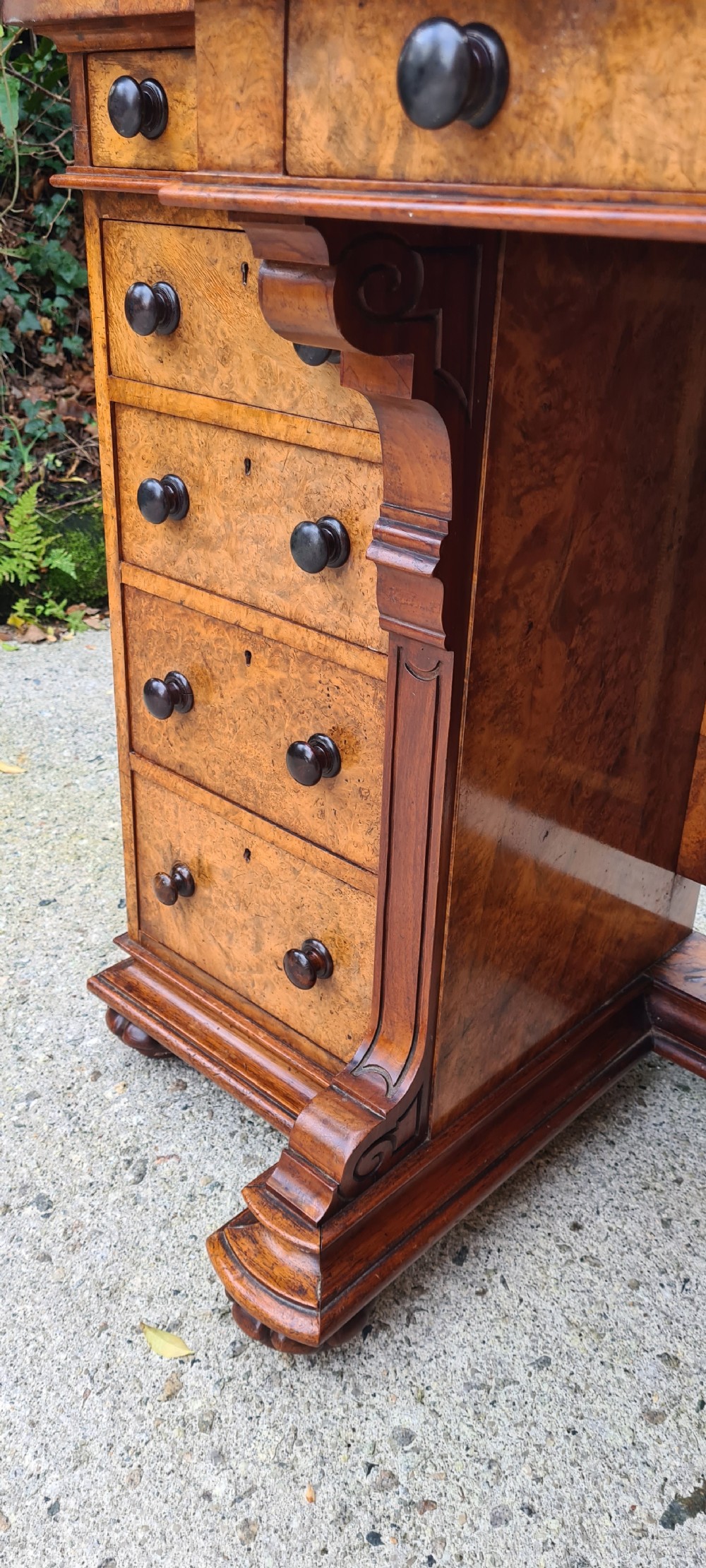 A BEAUTIFUL BURR WALNUT AND MAHOGANY PEDESTAL DESK. CIRCA 1880. View XI