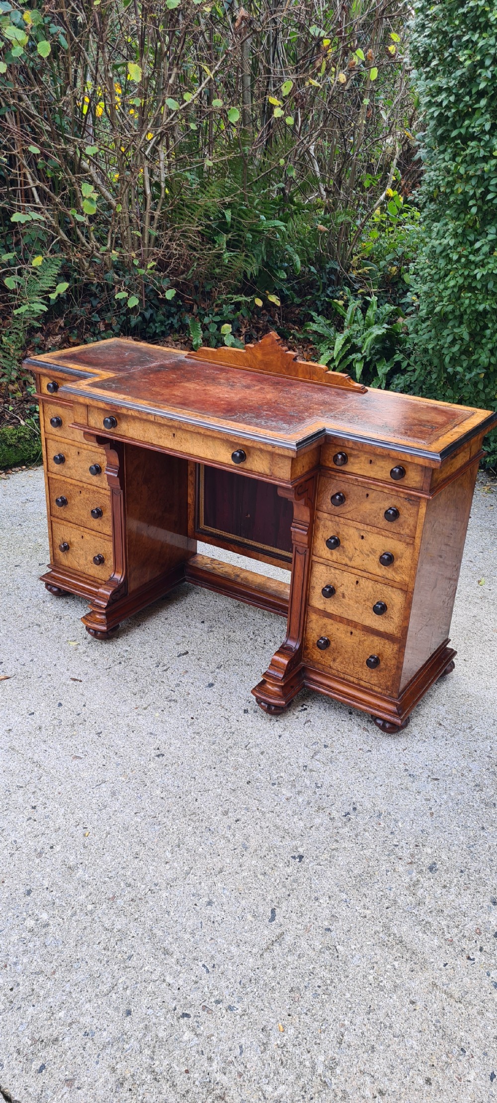 A BEAUTIFUL BURR WALNUT AND MAHOGANY PEDESTAL DESK. CIRCA 1880. View XII