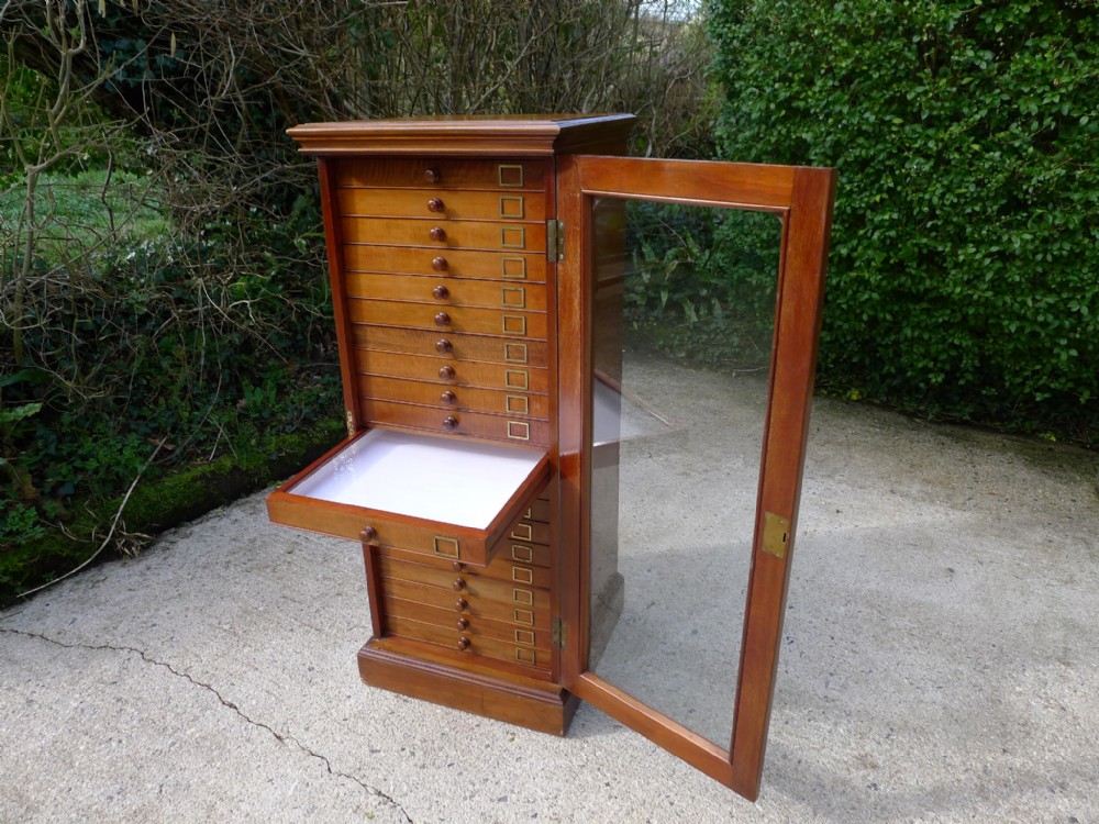 A 20 DRAWER VICTORIAN MAHOGANY COLLECTORS CABINET BY J.T.CROCKETT OF CAVENDISH SQUARE, LONDON. CIRCA 1890.